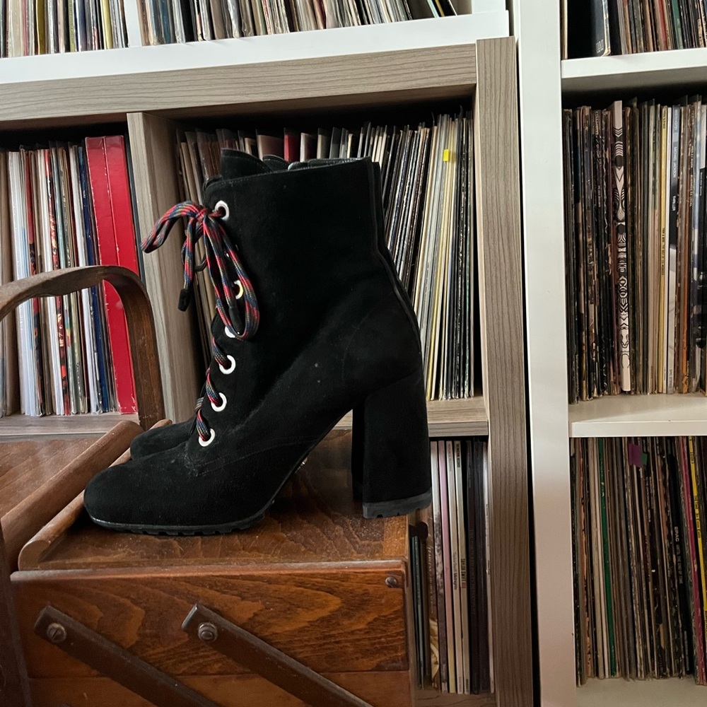 Prada booties lace-up size 38 black
Gently worn. Amazing all around.